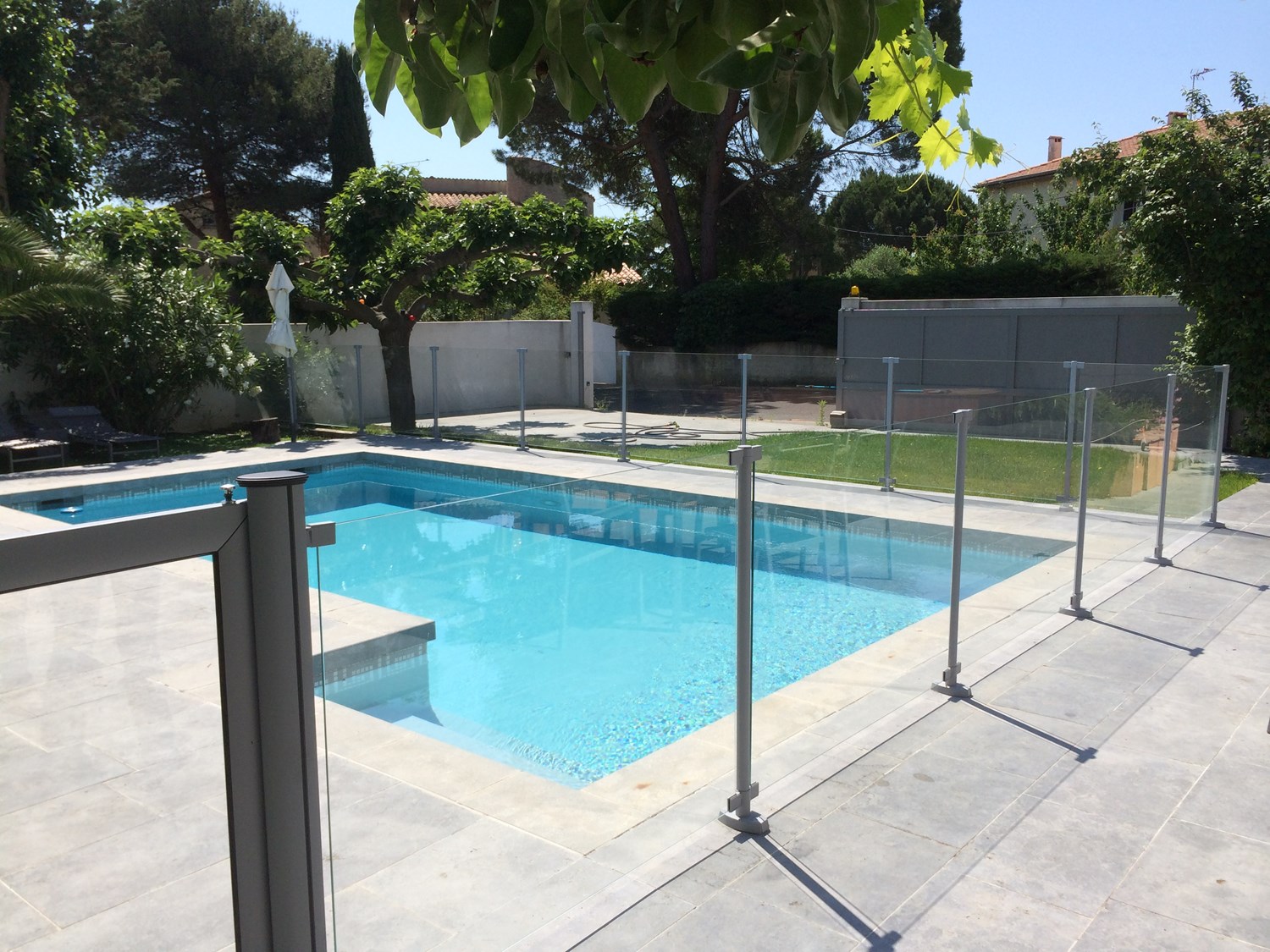 Barriere de piscine en verre trempé fabrication française sur mesure